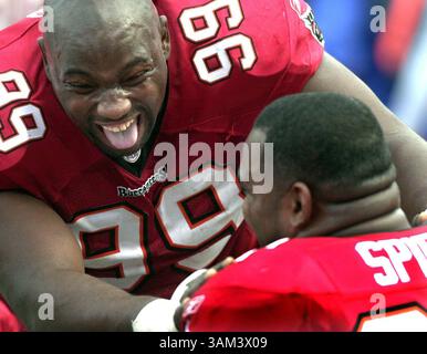 12 janvier 2003 - U.S. - KRT SPORT STORY SLUGGED : NINERS-BUCCANEERS KRT PHOTO PAR DAN ROSENSTRAUCH/CONTRA COSTA TIMES (12 janvier) TAMPA, FL -- Warren Sapp de Tampa Bay (99) profite d'un moment avec son coéquipier Greg spires dans le quatrième quart de la victoire des Buccaneers 31-6 dimanche 12 janvier 2003, sur San Francisco. (gsb) 2003 (crédit image : © Dan Rosenstrauch/mct/ZUMAPRESS.com) Banque D'Images