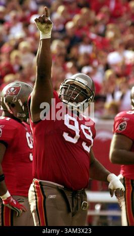 12 janvier 2003 - États-Unis - KRT SPORT STORY SLUGGED : NINERS-BUCCANEERS KRT PHOTO PAR BOB LARSON/CONTRA COSTA TIMES (12 janvier) TAMPA, FL -- Warren Sapp de Tampa Bay (99) pointe vers la foule dans la victoire des Buccaneers 31-6 dimanche, 12 janvier 2003, sur San Francisco. (gsb) 2003 (crédit image : © Bob Larson/mct/ZUMAPRESS.com) Banque D'Images