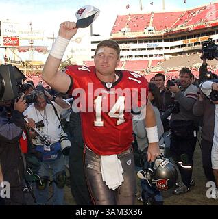 12 janvier 2003 - U.S. - KRT SPORT STORY SLUGGED : NINERS-BUCCANEERS KRT PHOTO PAR JOHN RAOUX/ORLANDO SENTINEL (MIAMI OUT) (12 janvier) TAMPA, FL -- le quarterback de Tampa Bay Brad Johnson (14) quitte le terrain après la victoire des Buccaneers 31-6 dimanche 12 janvier 2003, sur San Francisco. (gsb) 2003 (crédit image : © John Raoux/mct/ZUMAPRESS.com) Banque D'Images