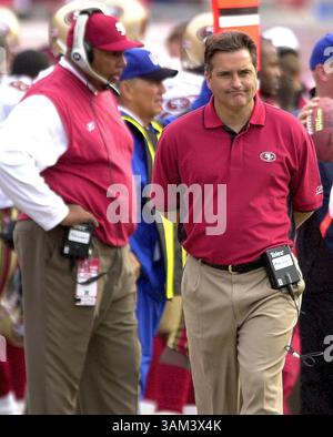 12 janvier 2003 - U.S. - KRT SPORT STORY SLUGGED : NINERS-BUCCANEERS KRT PHOTO PAR GARY W. GREEN/ORLANDO SENTINEL (MIAMI OUT) (12 janvier) TAMPA, FL -- L'entraîneur de San Francisco Steve Mariucci regarde son équipe contre Tampa Bay lors de la victoire des Buccaneers 31-6 dimanche 12 janvier 2003. (gsb) 2003 (crédit image : © Gary W. Green/mct/ZUMAPRESS.com) Banque D'Images