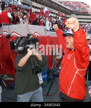 12 janvier 2003 - U.S. - KRT SPORT STORY SLUGGED : NINERS-BUCCANEERS KRT PHOTO PAR JOHN RAOUX/ORLANDO SENTINEL (MIAMI OUT) (12 janvier) TAMPA, FL -- John Gruden, entraîneur-chef de Tampa Bay, quitte le terrain après la victoire des Buccaneers 31-6 dimanche 12 janvier 2003, sur San Francisco. (gsb) 2003 (crédit image : © John Raoux/mct/ZUMAPRESS.com) Banque D'Images