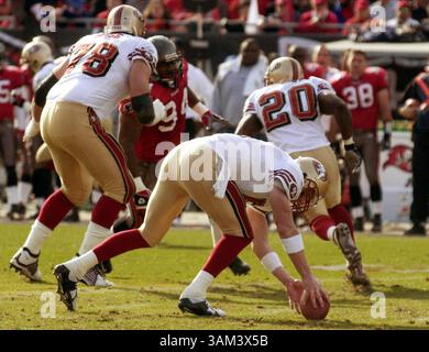 12 janvier 2003 - États-Unis - HISTOIRE SPORTIVE KRT SLUGGED : NINERS-BUCCANEERS KRT PHOTO PAR BOB LARSON/CONTRA COSTA TIMES (12 janvier) TAMPA, FL -- le quarterback de San Francisco Jeff Garcia remporte le coup de fouet contre Tampa Bay dans la victoire des Buccaneers 31-6 dimanche 12 janvier 2003, sur San Francisco. (gsb) 2003 (crédit image : © Bob Larson/mct/ZUMAPRESS.com) Banque D'Images