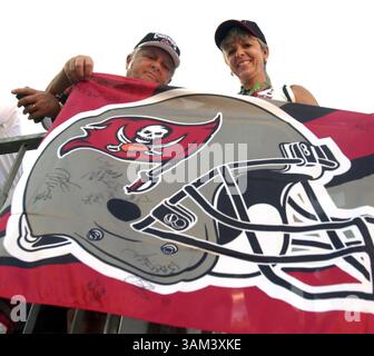26 janvier 2003 - États-Unis - HISTOIRE SPORTIVE KRT SLUGGED : SUPERBOWL KRT PHOTO PAR SHOUN A. HILL/ORLANDO SENTINEL (janvier 26) SAN DIEGO, CA -- les fans de Tampa Bay déploient une bannière au Qualcomm Stadium avant le Super Bowl XXXVII le dimanche 26 janvier 2003. (gsb) 2003 (crédit image : © Shoun A. Hill/mct/ZUMAPRESS.com) Banque D'Images