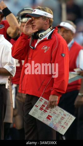 26 janvier 2003 - États-Unis - HISTOIRE SPORTIVE KRT SLUGGED : SUPERBOWL KRT PHOTO PAR PATRICK SCHNEIDER/CHARLOTTE OBSERVATEUR (janvier 26) SAN DIEGO, CA -- L'entraîneur de Tampa Bay regarde son équipe contre Oakland dans le premier quart-temps du Super Bowl XXXVII le dimanche 26 janvier 2003. (gsb) 2003 (crédit image : © Patrick Schneider/mct/ZUMAPRESS.com) Banque D'Images
