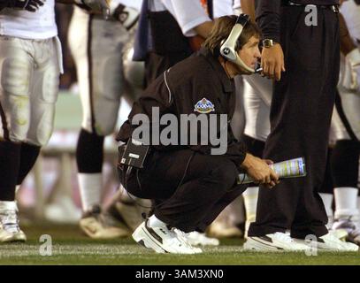 26 janvier 2003 - États-Unis - HISTOIRE SPORTIVE KRT SLUGGED : SUPERBOWL KRT PHOTO PAR PATRICK SCHNEIDER/CHARLOTTE OBSERVATEUR (janvier 26) SAN DIEGO, CA -- Bill Callahan, entraîneur d'Oakland, regarde son équipe affronter Tampa Bay dans la deuxième moitié du Super Bowl XXXVII le dimanche 26 janvier 2003. (gsb) 2003 (crédit image : © Patrick Schneider/mct/ZUMAPRESS.com) Banque D'Images