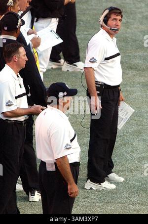 26 janvier 2003 - États-Unis - HISTOIRE SPORTIVE KRT SLUGGED : SUPERBOWL KRT PHOTO PAR TERRY GILLIAM/KRT (janvier 26) SAN DIEGO, CA -- L'entraîneur d'Oakland Bill Callahan, à droite, regarde son équipe contre Tampa Bay dans la deuxième moitié du Super Bowl XXXVII le dimanche 26 janvier 2003. (gsb) 2003 (crédit image : © Terry Gilliam/mct/ZUMAPRESS.com) Banque D'Images