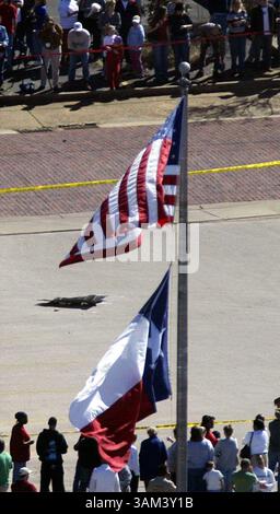 Feb 1, 2003 - États-Unis - PAS DE MAGS, PAS DE VENTES -- KRT US NEWS STORY SLUGGED : SHUTTLE KRT PHOTO BY DAMON WINTER/DALLAS MORNING NEWS (1er février) NACOGDOCHES, TX -- les spectateurs regardent un gros morceau de débris de la navette spatiale Columbia qui est tombé dans le centre-ville de Nacogdoches, Texas le samedi 1er février 2003. (smd) 2003 (crédit image : © Damon Winter/mct/ZUMAPRESS.com) Banque D'Images