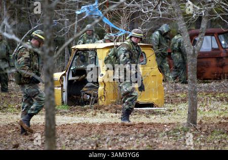 8 février 2003 - États-Unis - PAS DE MAGS, PAS DE VENTES -- KRT US NEWS STOPGGED : SHUTTLE KRT PHOTO PAR MICHAEL MULVEY/DALLAS MORNING NEWS (8 février) HEMPHILL, TX -- les soldats de la Garde nationale recherchent des débris de la navette spatiale Columbia près de Hemphill, Texas, le samedi 8 février 2003. (gsb) 2003 (crédit image : © Michael Mulvey/mct/ZUMAPRESS.com) Banque D'Images