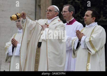 27 avril 2014 - État de la Cité du Vatican, Saint-Siège - le pape FRANÇOIS préside la cérémonie historique de double canonisation pour les pontifes passés le pape Jean-Paul II et le pape Jean XXIII lors d'une messe en plein air devant la basilique de Pierre, à la Cité du Vatican. Des foules énormes remplissaient la place pour voir les deux anciens papes déclarés saints. Les dignitaires royaux et les chefs d'État étaient parmi les près de 100 délégations étrangères présentes. (Crédit image : © Evandro Inetti/ZUMAPRESS.com) Banque D'Images