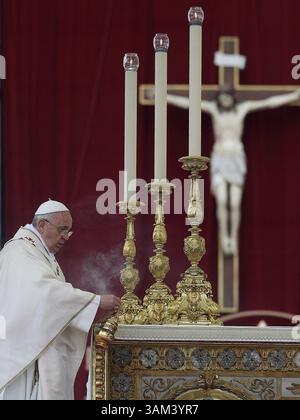 27 avril 2014 - État de la Cité du Vatican, Saint-Siège - le pape FRANÇOIS préside la cérémonie historique de double canonisation pour les pontifes passés le pape Jean-Paul II et le pape Jean XXIII lors d'une messe en plein air devant la basilique de Pierre, à la Cité du Vatican. Des foules énormes remplissaient la place pour voir les deux anciens papes déclarés saints. Les dignitaires royaux et les chefs d'État étaient parmi les près de 100 délégations étrangères présentes. (Crédit image : © Evandro Inetti/ZUMAPRESS.com) Banque D'Images