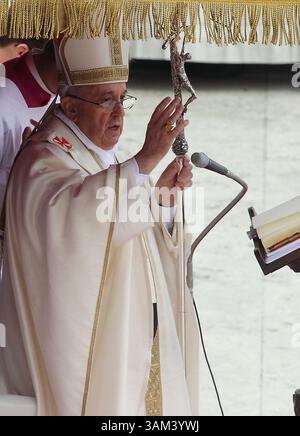 27 avril 2014 - État de la Cité du Vatican, Saint-Siège - le pape FRANÇOIS préside la cérémonie historique de double canonisation pour les pontifes passés le pape Jean-Paul II et le pape Jean XXIII lors d'une messe en plein air devant la basilique de Pierre, à la Cité du Vatican. Des foules énormes remplissaient la place pour voir les deux anciens papes déclarés saints. Les dignitaires royaux et les chefs d'État étaient parmi les près de 100 délégations étrangères présentes. (Crédit image : © Evandro Inetti/ZUMAPRESS.com) Banque D'Images