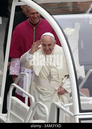 27 avril 2014 - État de la Cité du Vatican, Saint-Siège - le pape FRANÇOIS fait signe aux croyants après la cérémonie historique de double canonisation pour les pontifes passés le pape Jean-Paul II et le pape Jean XXIII dans une messe en plein air devant la basilique Pierre, à la Cité du Vatican. Des foules énormes remplissaient la place pour voir les deux anciens papes déclarés saints. Les dignitaires royaux et les chefs d'État étaient parmi les près de 100 délégations étrangères présentes. (Crédit image : © Evandro Inetti/ZUMAPRESS.com) Banque D'Images
