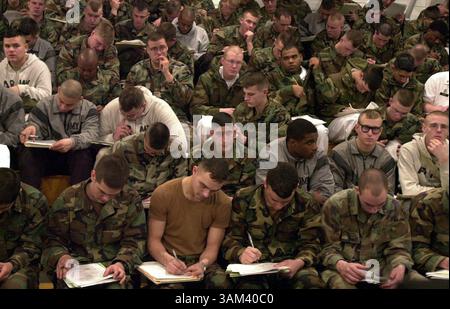 11 février 2003 - États-Unis - KRT STAND ALONE US NEWS PHOTO SLUGGED : MILITARY KRT PHOTO PAR PABLO ALCALA/LEXINGTON HERALD-LEADER (11 février) FORT CAMPBELL, KY -- les soldats écoutent comme on leur dit comment soigner les cicatrices du vaccin contre la variole alors qu'ils se préparent à se déployer à partir de Fort Campbell, Kentucky, le mardi 11 février 2003. (gsb) 2003 (crédit image : © Pablo Alcala/mct/ZUMAPRESS.com) Banque D'Images