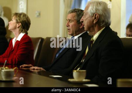 11 février 2003 - États-Unis - KRT US NEWS STORY SLUGGED : BUSH-WELFARE KRT PHOTO PAR CHUCK KENNEDY/KRT (11 février) WASHINGTON, DC -- le président George W. Bush, au centre, rencontre un groupe bipartite de membres du Congrès sur la réforme du bien-être social dans la salle du Cabinet de la Maison Blanche le mardi 11 février 2003. À gauche se trouvent Deborah Hall de l'Ohio et Ralph Hall du Texas, à droite. (gsb) 2003 (crédit image : © Chuck Kennedy/mct/ZUMAPRESS.com) Banque D'Images