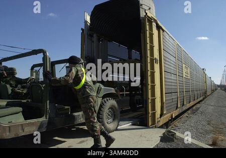 11 février 2003 - États-Unis - KRT STAND ALONE US NEWS PHOTO SLUGGED : MILITARY KRT PHOTO PAR PABLO ALCALA/LEXINGTON HERALD-LEADER (11 février) FORT CAMPBELL, Kentucky -- le sergent Jimmy Freeman guide des véhicules sur un wagon alors que la 101e division aéroportée de l'armée américaine se prépare au déploiement de Fort Campbell, Kentucky, le mardi 11 février 2003. (gsb) 2003 (crédit image : © Pablo Alcala/mct/ZUMAPRESS.com) Banque D'Images