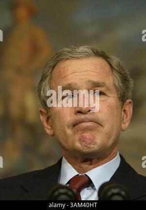 18 février 2003 - États-Unis - KRT US NEWS STOPGGED : USIRAQ-BUSH KRT PHOTO PAR CHUCK KENNEDY/KRT (18 février) WASHINGTON, DC -- le président George W. Bush répond aux questions des médias sur l'Irak et les Nations Unies après avoir prêté serment un nouveau commissaire aux valeurs mobilières et aux changes le mardi 18 février 2003. (gsb) 2003 (crédit image : © Chuck Kennedy/mct/ZUMAPRESS.com) Banque D'Images