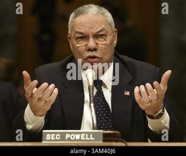 11 février 2003 - États-Unis - KRT US NEWS STOPGGED : USIRAQ KRT PHOTOGRAPHIE DE CHUCK KENNEDY (11 février) WASHINGTON, DC - le secrétaire d'État américain Colin Powell témoigne devant la Commission du budget du Sénat, mardi 11 février 2003, au Capitole. (smd) 2003 (crédit image : © Chuck Kennedy/mct/ZUMAPRESS.com) Banque D'Images