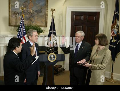 18 février 2003 - États-Unis - KRT US NEWS STOPGGED : BUSH-SEC KRT PHOTO PAR CHUCK KENNEDY/KRT (18 février) WASHINGTON, DC -- William Donaldson est assermenté en tant que président de la Securities and Exchange Commission par Albert Gonzalez, avocat de la Maison Blanche, à gauche, comme président George W. Bush et Jane Donaldson épouse, mardi 18 février 2003. (gsb) 2003 (crédit image : © Chuck Kennedy/mct/ZUMAPRESS.com) Banque D'Images