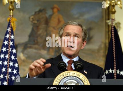 18 février 2003 - États-Unis - KRT US NEWS STOPGGED : USIRAQ-BUSH KRT PHOTO PAR CHUCK KENNEDY/KRT (18 février) WASHINGTON, DC -- le président George W. Bush répond aux questions des médias sur l'Irak et les Nations Unies après avoir prêté serment un nouveau commissaire aux valeurs mobilières et aux changes le mardi 18 février 2003. (gsb) 2003 (crédit image : © PHOTOGNOSOURCE/mct/ZUMAPRESS.com) Banque D'Images