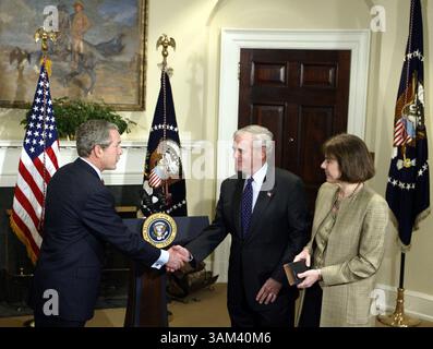 18 février 2003 - États-Unis - KRT US NEWS STOPGGED : BUSH-SEC KRT PHOTO PAR CHUCK KENNEDY/KRT (18 février) WASHINGTON, DC -- William Donaldson est félicité par le président George W. Bush après avoir prêté serment en tant que président de la Securities and Exchange Commission alors que Jane, épouse de Donaldson, regarde mardi 18 février 2003. (gsb) 2003 (crédit image : © Chuck Kennedy/mct/ZUMAPRESS.com) Banque D'Images