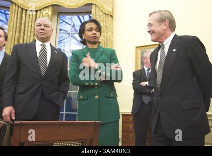 19 FÉVRIER 2003 - ÉTATS-UNIS - KRT US NEWS STORY SLUGGED : USIRAQ KRT PHOTOGRAPHIE PAR CHUCK KENNEDY/ KRT (18 FÉVRIER) WASHINGTON, D.C. -- SEC. De l'État Collin Powell, Conseiller à la sécurité nationale Condolezza Rice et sec. Donald Rumsfield est photographié à la Maison Blanche où le président George W. Bush a rencontré le secrétaire général de l’OTAN, Lord Robertson, le mercredi 18 février 2003. (nk) 2003 (crédit image : © PHOTOGNOSOURCE/mct/ZUMAPRESS.com) Banque D'Images