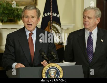 18 février 2003 - États-Unis - KRT US NEWS STORY SLUGGED : BUSH-SEC KRT PHOTO PAR CHUCK KENNEDY/KRT (18 février) WASHINGTON, DC -- William Donaldson, à droite, écoute les commentaires du président George W. Bush après avoir prêté serment en tant que président de la Securities and Exchange Commission mardi 18 février 2003. (gsb) 2003 (crédit image : © PHOTOGNOSOURCE/mct/ZUMAPRESS.com) Banque D'Images