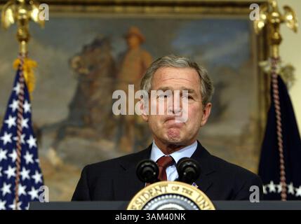 18 février 2003 - États-Unis - KRT US NEWS STOPGGED : USIRAQ-BUSH KRT PHOTO PAR CHUCK KENNEDY/KRT (18 février) WASHINGTON, DC -- le président George W. Bush répond aux questions des médias sur l'Irak et les Nations Unies après avoir prêté serment un nouveau commissaire aux valeurs mobilières et aux changes le mardi 18 février 2003. (gsb) 2003 (crédit image : © PHOTOGNOSOURCE/mct/ZUMAPRESS.com) Banque D'Images