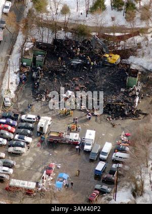21 février 2003 - États-Unis - PAS DE MAGS, PAS DE VENTES -- KRT US NEWS STORY SLUGGED : CLUBFIRE KRT PHOTO PAR STEVE SZYDLOWSKI/PROVIDENCE JOURNAL (21 février) WEST WARWICK, RI -- les travailleurs trient les débris vendredi 21 février 2003, dans une boîte de nuit où un incendie a tué des douzaines et blessé plus de 150. (gsb) 2003 (crédit image : © Providence Journal/mct/ZUMAPRESS.com) Banque D'Images