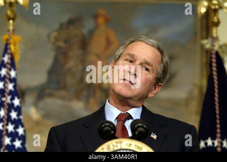 18 février 2003 - États-Unis - KRT US NEWS STOPGGED : USIRAQ-BUSH KRT PHOTO PAR CHUCK KENNEDY/KRT (18 février) WASHINGTON, DC -- le président George W. Bush répond aux questions des médias sur l'Irak et les Nations Unies après avoir prêté serment un nouveau commissaire aux valeurs mobilières et aux changes le mardi 18 février 2003. (gsb) 2003 (crédit image : © PHOTOGNOSOURCE/TNS/ZUMAPRESS.com) Banque D'Images