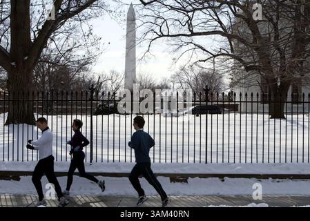 18 février 2003 - États-Unis - KRT US NEWS STORY SLUGGED : WEA-STORM KRT PHOTOGRAPHIE PAR CHUCK KENNEDY/KRT (18 février)WASHINGTON, DC-- Joggers courent devant la Maison Blanche et Washington Monument mardi 18 février 2003. Le gouvernement fédéral et les districts scolaires de la région ont été fermés aujourd'hui alors que des milliers de personnes attendaient que des chasse-neige déneigent les routes secondaires. (lde) 2003 (crédit image : © PHOTOGNOSOURCE/mct/ZUMAPRESS.com) Banque D'Images