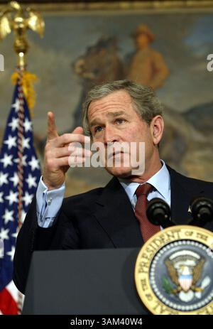 18 février 2003 - États-Unis - KRT US NEWS STOPGGED : USIRAQ-BUSH KRT PHOTO PAR CHUCK KENNEDY/KRT (18 février) WASHINGTON, DC -- le président George W. Bush répond aux questions des médias sur l'Irak et les Nations Unies après avoir prêté serment un nouveau commissaire aux valeurs mobilières et aux changes le mardi 18 février 2003. (gsb) 2003 (crédit image : © PHOTOGNOSOURCE/mct/ZUMAPRESS.com) Banque D'Images