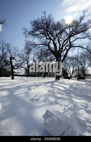 18 février 2003 - États-Unis - KRT US NEWS STORY SLUGGED : WEA-STORM KRT PHOTOGRAPHIE PAR CHUCK KENNEDY/KRT (18 février)WASHINGTON, DC-- environ 13'' de neige se trouve sur la pelouse de la Maison Blanche, mardi 18 février 2003. Le gouvernement fédéral et les districts scolaires de la région ont été fermés aujourd'hui alors que des milliers de personnes attendaient que des chasse-neige déneigent les routes secondaires. (lde) 2003 (crédit image : © Chuck Kennedy/mct/ZUMAPRESS.com) Banque D'Images
