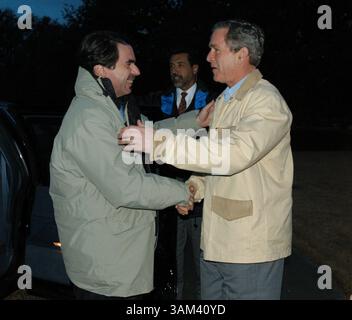 21 fév. 2003 - Etats-Unis - KRT US NEWS STORY SLUGGED : BUSH KRT PHOTO PAR SUSAN STERNER/WHITE HOUSE (21 février) CRAWFORD, TX -- le président George W. Bush, à droite, salue le président de l'Espagne, Jose Maria Aznar au ranch de Bush vendredi 21 février 2003. (gsb) 2003 (image crédit : © Kansas City Star/mct/ZUMAPRESS.com) Banque D'Images