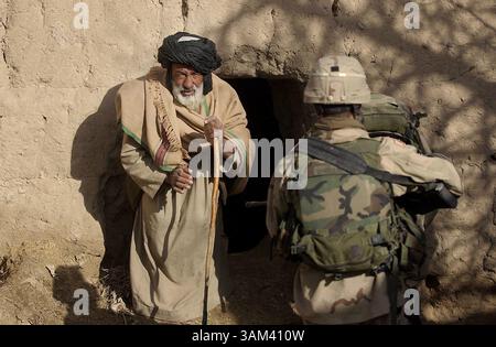 19 février 2003 - États-Unis - KRT WORLD NEWS STORY SLUGGED : AFGHANO-US KRT PHOTOGRAPHIE DE DAVID SWANSON/PHILADELPHIA INQUIRER (21 février) Abdul Had, un leader du village d'Engran, permet aux soldats du 82nd Airborne de fouiller leurs maisons dans la vallée de Baghran, 19 février 2003. (lde) 2003 (crédit image : © Philadelphia Inquirer/mct/ZUMAPRESS.com) Banque D'Images