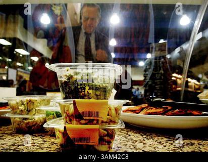 11 FÉV. 2004 - ÉTATS-UNIS - KRT US NEWS STORY SLUGGED : ENV-SCI-CORNPLASTIC KRT PHOTO PAR KEVIN MANNING/ST. LOUIS POST-EXPÉDITION (19 février) ces contenants en plastique, exposés dans une épicerie fine à Saint Louis, Missouri, sont fabriqués à partir de maïs. (gsb) 2004 (crédit image : © Kevin Manning/mct/ZUMAPRESS.com) Banque D'Images