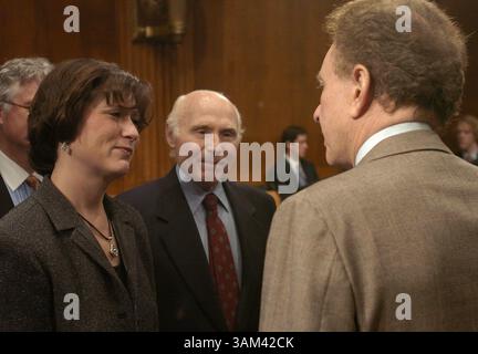 11 février 2004 - États-Unis - KRT STAND ALONE US NEWS PHOTO SLUGGED : SYKES KRT PHOTO PAR GEORGE BRIDGES/KRT (février 26) la candidate à la magistrature fédérale Diane S. Sykes du Wisconsin, à gauche, parle avec le sénateur Herb Kohl (d-WI), au centre, et le sénateur Arlen Specter (R-PA), à droite, avant de comparaître devant la Commission judiciaire du Sénat le mercredi 11 février 2004. (gsb) 2004 (crédit image : © George Bridges/TNS/ZUMAPRESS.com) Banque D'Images