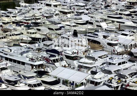 11 fév. 2004 - États-Unis - KRT US NEWS STORY SLUGGED : LUXURY KRT PHOTOGRAPH BY DONNA E. NATALE PLANAS/MIAMI HERALD (FORT LAUDERDALE OUT) (mars 25) à l'échelle nationale, les ventes de bateaux neufs ont augmenté de 9,5 % en 2003, la première augmentation en deux ans. Achetez un yacht d'un million de dollars avec un prêt bancaire et vous pouvez déduire les intérêts que vous payez sur l'hypothèque - tout comme vous pouvez le faire sur votre maison. En fait, tout bateau qui a une tête, une couchette et une cuisine (nautique-parler pour salle de bain, lit et cuisine) peut vous obtenir cet avantage fiscal. (lde) 2004 (crédit image : © Donna E. natale Planas/mct/ZUMAPRESS.com) Banque D'Images
