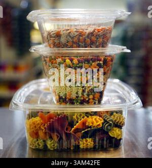 11 FÉV. 2004 - ÉTATS-UNIS - KRT US NEWS STORY SLUGGED : ENV-SCI-CORNPLASTIC KRT PHOTO PAR KEVIN MANNING/ST. LOUIS POST-EXPÉDITION (19 février) ces contenants en plastique, présentés dans une épicerie fine à Saint Louis, Missouri, ressemblent à des contenants normaux mais ils sont plus écologiques car ils sont fabriqués à partir de maïs. (gsb) 2004 (crédit image : © Kevin Manning/mct/ZUMAPRESS.com) Banque D'Images