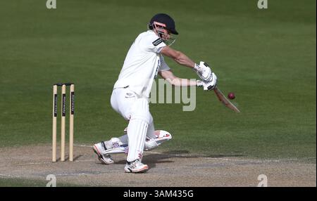 Hove, Royaume-Uni. 13 avril 2025. John Simpson de Sussex joue un tir non conventionnel lors de ses manches de 110 lors de la troisième journée du Rothesay County Championship Division 1 match entre Sussex et Somerset au 1st Central County Ground, Hove. Crédit : James Boardman/Alamy Live News Banque D'Images