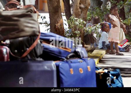 25 fév. 2004 - Etats-Unis - PAS DE MAGS, PAS DE VENTES AVANT le 3/11/04--KRT WORLD NEWS STOPGGED : HAITI KRT PHOTO PAR CARL JUSTE/MIAMI HERALD (SOUTH FLORIDA SUN-SENTINEL OUT) (février 25) PORT-au-PRINCE, HAÏTI --- les familles des employés des Nations Unies se tiennent dans les limbes après l'annulation d'un convoi militaire américain à Port-au-Prince, Haïti, le mercredi 25 février 2004. (MvW) 2004 (crédit image : © Carl juste/mct/ZUMAPRESS.com) Banque D'Images
