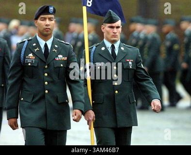 26 octobre 2002 - États-Unis - KRT US NEWS STORY SLUGGED : USIRAQ-TILLMAN KRT PHOTOGRAPHIE PAR MIKE HASKEY/COLUMBUS LEDGER-ENQUIRER (23 avril) le spécialiste Pat Tillman, à droite, un ancien cardinal de l'Arizona, marche à côté du capitaine Christoper Deale, commandant de compagnie de la compagnie B 1st BN 19th Infantry Regiment, lors des cérémonies de remise des diplômes le 25 octobre 2002 à Fort Benning, en Géorgie. Tillman a été tué au combat en Afghanistan. (MV) 2004 (crédit image : © Mike Haskey/mct/ZUMAPRESS.com) Banque D'Images