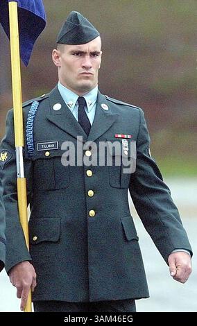 26 octobre 2002 - États-Unis - KRT US NEWS STORY SLUGGED : USIRAQ-TILLMAN KRT PHOTOGRAPHIE PAR MIKE HASKEY/COLUMBUS LEDGER-ENQUIRER (23 avril) spécialiste Pat Tillman, un ancien cardinal de l'Arizona, lors des cérémonies de remise des diplômes le 25 octobre 2002 à Fort Benning, en Géorgie. Tillman a été tué au combat en Afghanistan. (MV) 2004 (crédit image : © Mike Haskey/mct/ZUMAPRESS.com) Banque D'Images