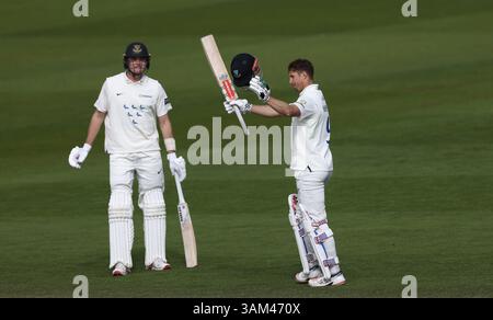 Hove, Royaume-Uni. 13 avril 2025. John Simpson de Sussex célèbre son siècle lors de la troisième journée du Rothesay County Championship Division 1 match entre Sussex et Somerset au 1st Central County Ground, Hove. Crédit : James Boardman/Alamy Live News Banque D'Images