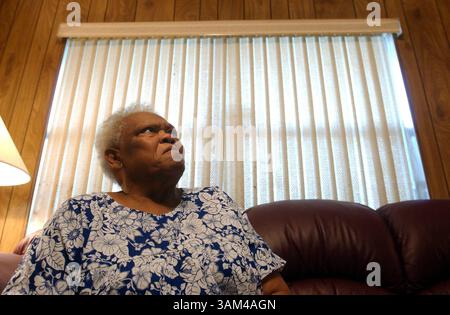 28 avril 2004 - États-Unis - KRT US NEWS STORY SLUGGED : SCOTUS-BROWN-CHANGE KRT PHOTOGRAPHIE DE GEORGE SKENE/ORLANDO SENTINEL (MIAMI OUT) (14 mai) Altamese Pritchett, 78 ans, a intenté un procès avec d'autres pour déségréger les écoles du comté d'Orange, Floride, en 1962. (MvW) 2004 (diversité) (crédit image : © George Skene/mct/ZUMAPRESS.com) Banque D'Images