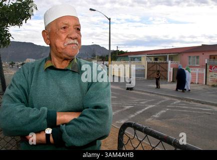25 avril 2004 - États-Unis - KRT WORLD NEWS STORY SLUGGED : SAFRICA KRT PHOTO PAR EVELYN HOCKSTEIN/KRT (avril 26) Ebrahim Murat, 87 ans, est un résident de Retreat près du Cap, en Afrique du Sud. Il a été expulsé du district 6 du Cap en 1966 quand il a été déclaré zone réservée aux blancs, mais il repart bientôt alors que la zone est en cours de reconstruction. (gsb) 2004 (crédit image : © Evelyn Hockstein/mct/ZUMAPRESS.com) Banque D'Images