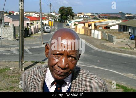 25 avril 2004 - États-Unis - KRT WORLD NEWS STORY SLUGGED : Safrica KRT PHOTO PAR EVELYN HOCKSTEIN/KRT (avril 26) Dan Ndzabela, 82 ans, est un résident de Guguletu, un township noir près du Cap, en Afrique du Sud. Il a été expulsé du district 6 du Cap en 1959 quand il a été déclaré zone réservée aux blancs, mais il repart bientôt alors que la zone est en cours de reconstruction. (gsb) 2004 (crédit image : © Evelyn Hockstein/mct/ZUMAPRESS.com) Banque D'Images