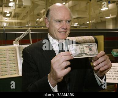 26 avril 2004 - États-Unis - le secrétaire au Trésor John W. Snow détient une nouvelle facture lors du dévoilement de la nouvelle conception du billet de 50 $ et de l'ouverture du Western Currency Facility Visitors Center dans le nord de Fort Worth. L'usine sera ouverte au public pour une visite à partir de mardi. PHOTO NUMÉRIQUE Star-Telegram/Rodger Mallison (crédit image : © Rodger Mallison/mct/ZUMAPRESS.com) Banque D'Images