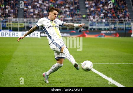 MILAN, ITALIE - 12 AVRIL : Nicola Zalewski du FC Internazionale en action, lors du match de Serie A entre le FC Internazionale et Cagliari Calcio au Stadio Giuseppe Meazza le 12 avril 2025 à Milan, Italie. (Photo de MB Media) Banque D'Images