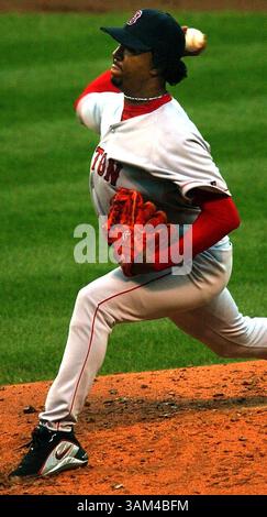 6 mai 2004 - États-Unis - KRT SPORT STORY SLUGGED : BBA-REDSOX-INDIANS KRT PHOTO PAR ED SUBA JR./AKRON BEACON JOURNAL (6 mai) CLEVELAND, OH -- Pedro Martinez de Boston lance contre Cleveland le jeudi 6 mai 2004. (gsb) 2004 (crédit image : © Ed Suba Jr/mct/ZUMAPRESS.com) Banque D'Images