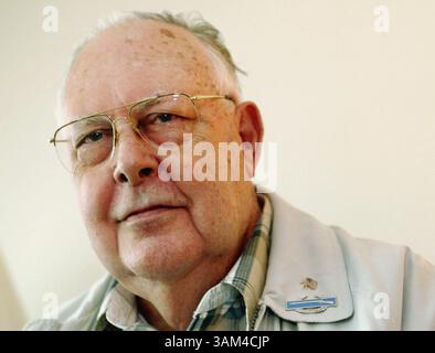 17 mai 2004 - États-Unis - KRT US NEWS STORY SLUGGED : MED-VETERANS-MISSING KRT PHOTO PAR STEPHANIE S. CORDLE/KRT (1er juillet) Joseph Hallemann utilise une canne pour marcher de blessures à ses jambes subies alors qu'il servait comme éclaireur de l'armée dans la Guerre mondiale I.Hallemann, montré à florissant, Missouri, en mai 2004, a manqué les paiements d'invalidité des anciens combattants fédéraux pendant des décennies. (gsb) 2004 (crédit image : © Stephanie S. Cordle/mct/ZUMAPRESS.com) Banque D'Images